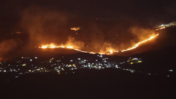 שריפות כתוצאה מתקיפות ארטילריה במג'דל זון בדרום לבנון
