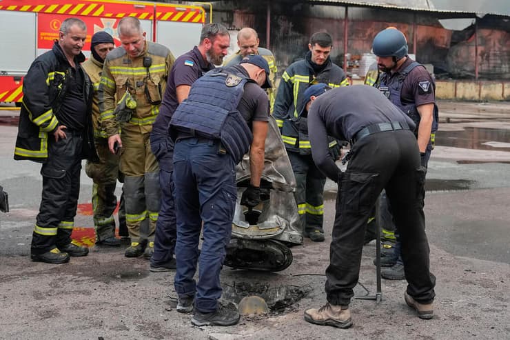מפנים שבר של טיל רוסי בבירה האוקראיני (צילום: AP Photo/Efrem Lukatsky) מפנים שבר של טיל רוסי בבירה האוקראיני