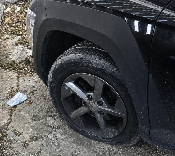 הצמיגים המנוקבים ברכב האישה (צילום: דוברות המשטרה) הרכב שהבעל פינצ'ר
