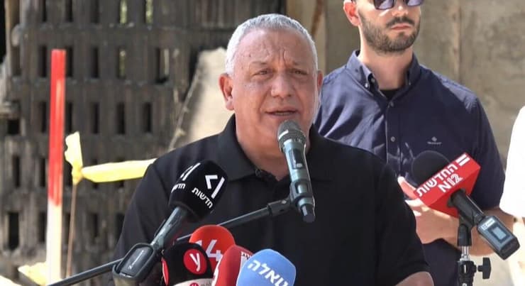 דווקא אמסלם, שמעולם לא סבל ממחסור בישירות, משתמש במילים כמו "פרופיל" ו"מקור" במקום פשוט להגיד "מרוקאי מאילת". גדי איזנקוט גדי איזנקוט