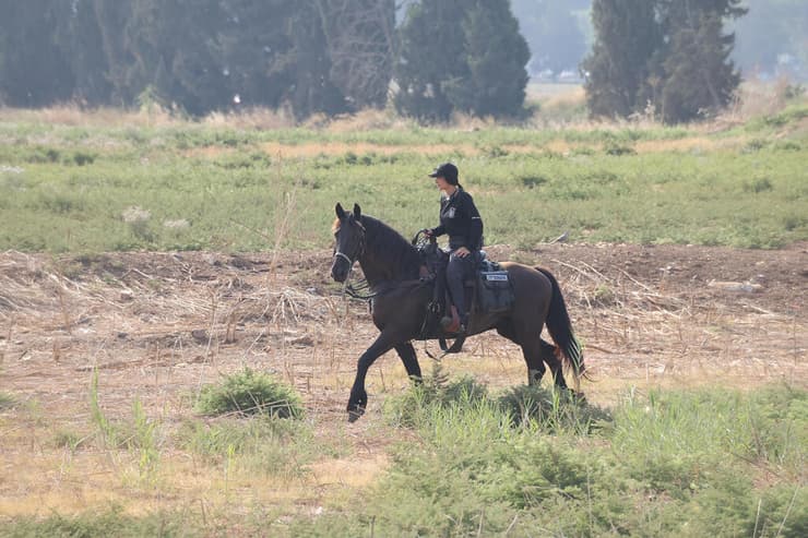 צילום: יריב כץ כוחות משטרה בנקודה בה נמצאה גופה