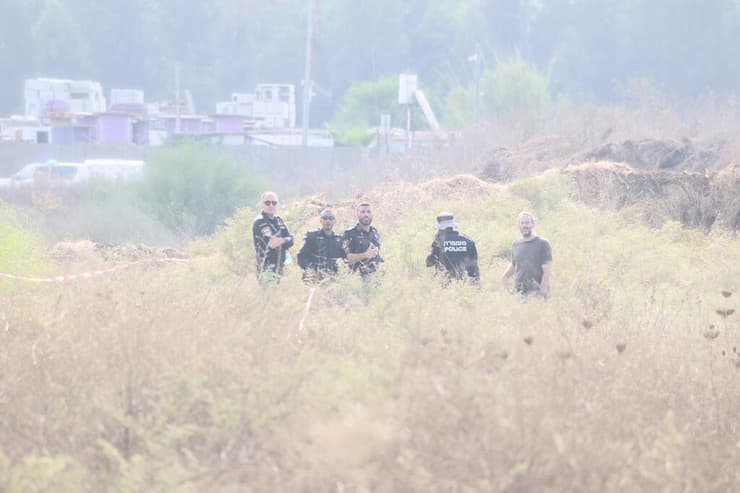 צילום: יריב כץ כוחות משטרה בנקודה בה נמצאה גופה