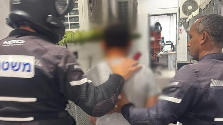 שוטרי תחנת בת ים עצרו חשוד, תושב בת ים, בחשד לביצוע אונס אלים בצעירה בת 18 במלון דירות בעיר (צילום: דוברות המשטרה) שוטרי תחנת בת ים עצרו חשוד, תושב בת ים, בחשד לביצוע אונס אלים בצעירה בת 18 במלון דירות בעיר