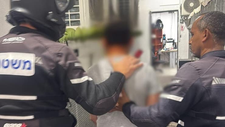 שוטרי תחנת בת ים עצרו חשוד, תושב בת ים, בחשד לביצוע אונס אלים בצעירה בת 18 במלון דירות בעיר (צילום: דוברות המשטרה) שוטרי תחנת בת ים עצרו חשוד, תושב בת ים, בחשד לביצוע אונס אלים בצעירה בת 18 במלון דירות בעיר