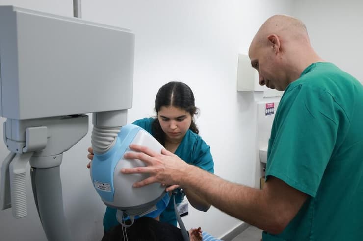 גרייה מוחית מגנטית עמוקה, Deep TMS, שיבא תל השומר (צילום: דוברות שיבא) גרייה מוחית מגנטית עמוקה, Deep TMS, שיבא תל השומר