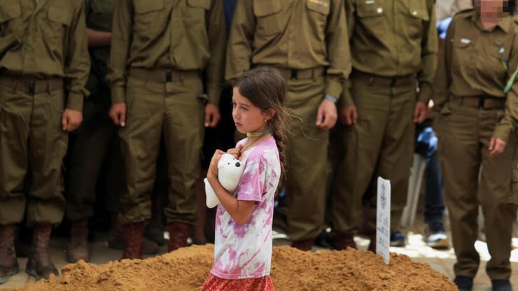 בתו של רס"ן (במיל') הראל בירנשטוק ז"ל (צילום: REUTERS/Ronen Zvulun) רס"ן (במיל') הראל בירנשטוק ז"ל מובא למנוחות