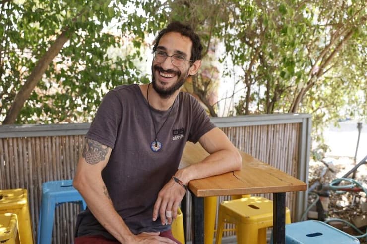 "הממשלה הנוכחית לא מבינה את זה". עומרי רוטשטיין (צילום: גדי קבלו) עומרי רוטשטיין, מנהל מטבח ב״חומוס של טחינה״ בשדרות