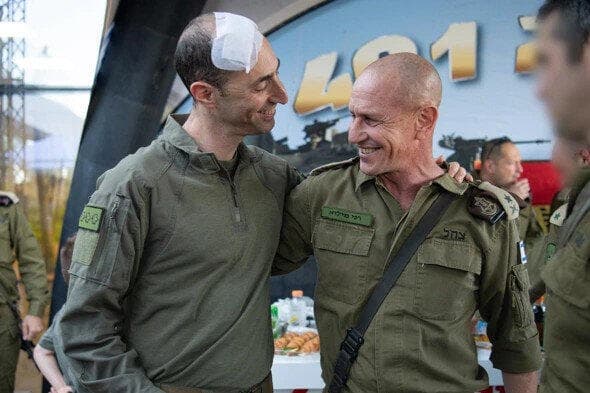 אל"מ מאיר בידרמן עם האלוף רפי מילוא בטקס חילופי חילופי מח"ט 401 (צילום: דובר צה"ל) אל"מ מאיר בידרמן עם האלוף רפי מילוא בטקס חילופי חילופי מח"ט 401