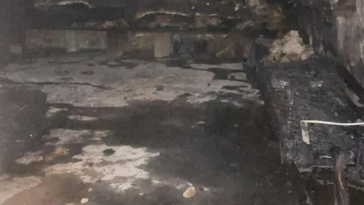בית של תושבים פלסטיניים שעלה באש מתנחלים תקפו כפר פלסטיני במסאפר יטא