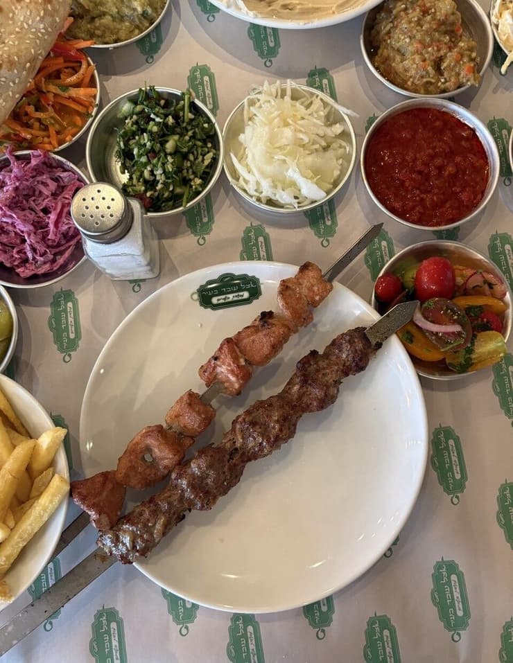 בתפריט: שיפודים. "עובד בעיר" (צילום: תיקי גולן) עובד בעיר