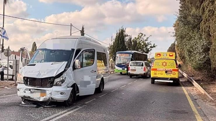 תאונת דרכים בין מיניבוס ורכב בכביש 650 סמוך לצומת אלון