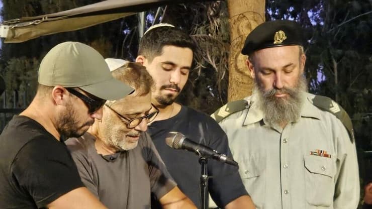 "תשמור על האחים שלך". אביו של רס"ם וקנין שמעון, אביו של רס"ם תמיר וקנין ז"ל סופד לו בבית העלמין הצבאי באילת