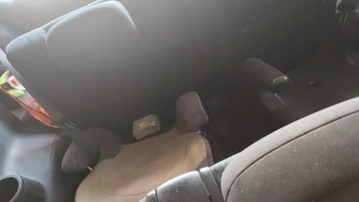 הלבנה שנזרקה לרכב (צילום: דוברות המשטרה ) הרכב של שני אזרחים ישראלים שנכנסו עם רכב ישראלי לעיר ג׳נין - בשל טעות בניווט