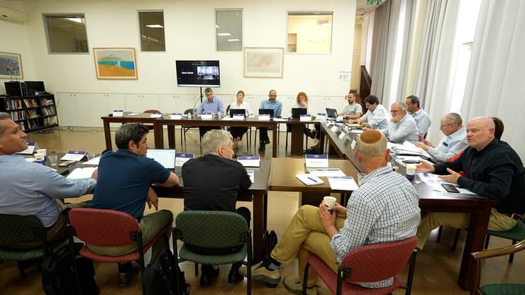 "החדר הכי מעניין בחברה הישראלית" (תמונה: מתן טורקיה) חדר הישיבות