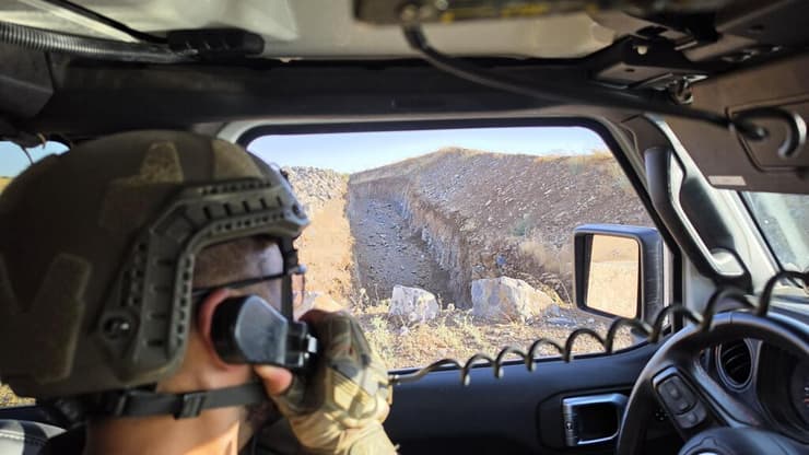 סיור עם קצין בכיר בפיקוד הצפון בסוריה (צילום: יאיר קראוס ) סיור עם מג"ד 474 בסוריה