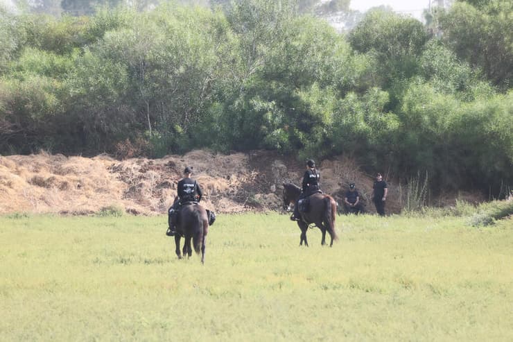 צילום: יריב כץ כוחות משטרה בנקודה בה נמצאה גופה
