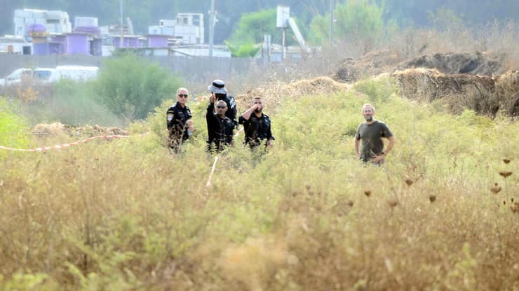 האזור שבו נמצאה גופתו של דיין (צילום: יריב כץ) כוחות משטרה בנקודה בה נמצאה גופה
