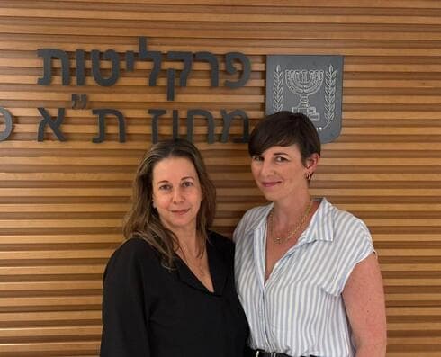 אחרי שהנער כבר עבר חקירה ראשית קשה, פתאום התחילו להטיח בו את כל ההאשמות האלה, ובשפה מאוד בוטה שאסור שתישמע בבית המשפט. 'אתה כזה, אתה ככה, סוחט אנשים'. תחשבו מה זה עושה לנער בן 17" (עו"ד רותם נוימן וסרמן (מימין) ועו"ד ליטל קורן) עו"ד רותם נוימן וסרמן (מימין) ועו"ד ליטל קורן (משמאל)
