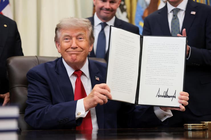 נשיא ארצות הברית דונלד טראמפ עם אחד הצווים הנשיאותיים עליהם חתם (צילום: Kylie Cooper/Reuters) נשיא ארצות הברית דונלד טראמפ עם אחד הצווים הנשיאותיים עליהם חתם