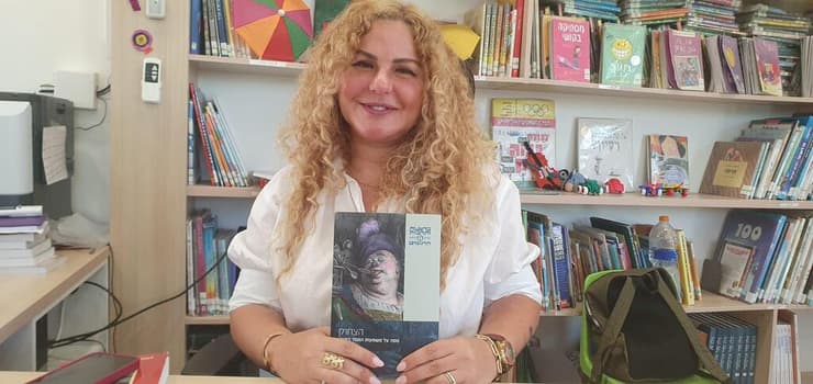 "לתת ללוחמים את ה'אסקפיזם המושלם'". רינת בספרייה בבית ספר "נוף השדות" בקיבוץ נגבה רינת בספרייה בבית ספר "נוף השדות" בקיבוץ נגבה