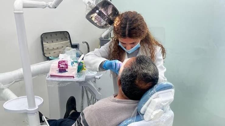 "סוריה זולה יותר מכל מקום אחר בעולם בכל הנוגע לשתלים דנטליים ורפואת שיניים" (צילום: אלבום פרטי) ריטה בדראן, סטודנטית לרפואת שיניים ומדריכת תיירים בסוריה