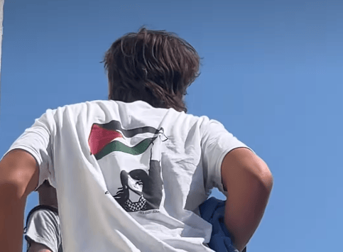 דגל פלסטין ואיור של המחבלת שאחראית לפיגוע הרצחני ב"אוטובוס הדמים" ב-1978 (צילום: מתוך אינסטגרם, crazibassoonist) דגל פלסטין ואיור של המחבלת שאחראית לפיגוע הרצחני ב"אוטובוס הדמים" ב-1978