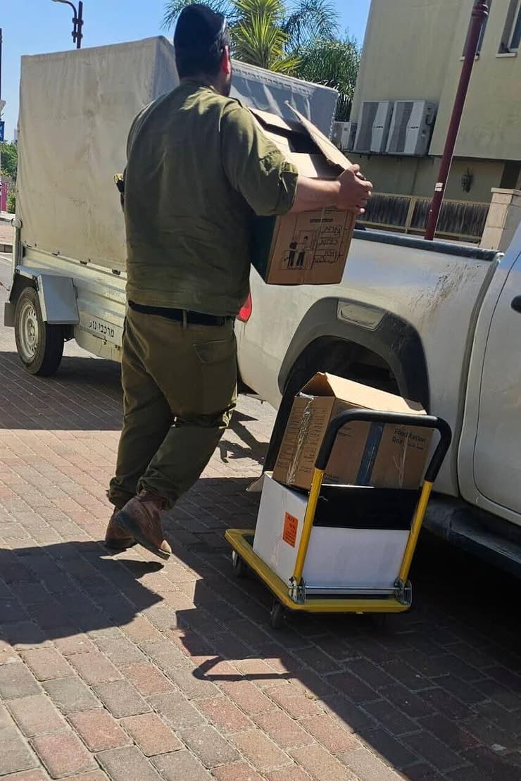 "הכבוד שהם רוכשים לספר מרגש אותי". חייל אוסף ארגזים של ספרים במסגרת המיזם חיילים אוספים ארגזים של ספרים