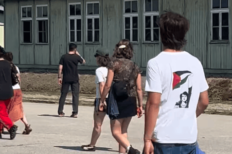 הנער צועד ללא בושה במחנה הריכוז (צילום: מתוך אינסטגרם, crazibassoonist) הנער צועד ללא בושה במחנה הריכוז