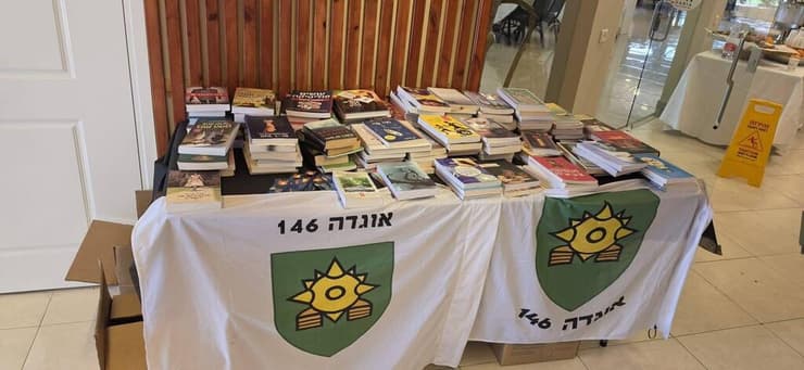 "מקום לברוח אליו". דוכן ספרים מהמיזם באירוע של אוגדה 146 דוכן ספרים שהוקם באוגדה 146