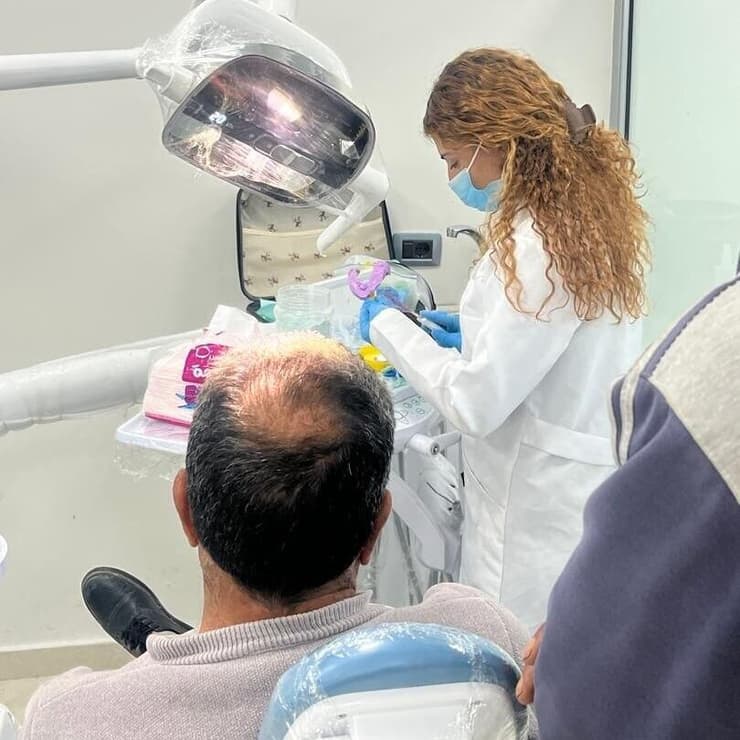 "אנשים מופתעים ושואלים אם הם יכולים לבוא, שאסדר להם את השיניים". גם הלקוחות של רופאי השיניים בסוריה השתנו (צילום: אלבום פרטי) ריטה בדראן, סטודנטית לרפואת שיניים ומדריכת תיירים בסוריה