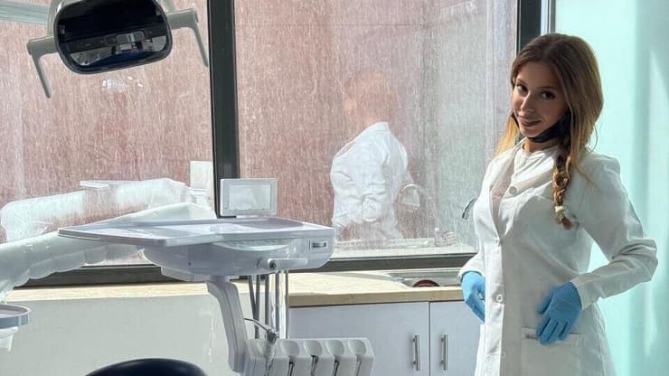 "הם באו לעשות חיוכים מושלמים ולעבור את כל הפרוצדורות כאן". ריטה בדראן, סטודנטית לרפואת שיניים ומדריכת תיירים בסוריה (צילום: אלבום פרטי) ריטה בדראן, סטודנטית לרפואת שיניים ומדריכת תיירים בסוריה