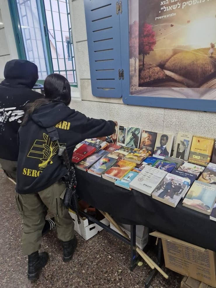 "באים אליי ומבקשים עוד". לוחמות מגדוד "בר" של חטיבת חילוץ והצלה בדוכן ספרים מטעם המיזם גדוד בר של חטיבת חילוץ והצלה עם הספרים