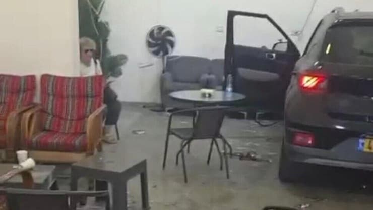 הרכב בתוך בית הקפה, לאחר התאונה התנגשות רכב בבית קפה ברהט