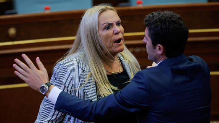 צילום: REUTERS/Valdrin Xhemaj קדריאיי זורקת ביצים