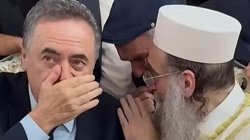 פינטו מתלחשש עם כ"ץ, בשבוע שעבר (צילום: מתוך עמוד הפייסבוק של הרב יאשיהו פינטו) שרי הליכוד עם הרב יאשיהו פינטו