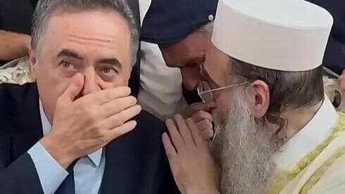 השר כ"ץ עם הרב פינטו. "לאפשר לו לעסוק בצרכי הביטחון" (צילום: מתוך עמוד הפייסבוק של הרב יאשיהו פינטו) שרי הליכוד עם הרב יאשיהו פינטו