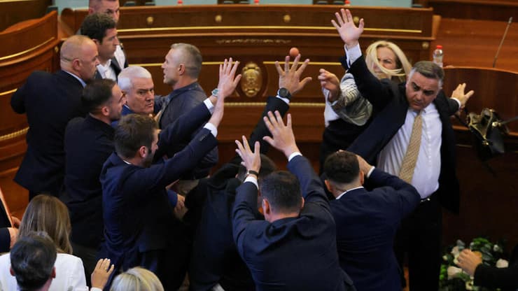 קדריאיי בפעולה. הפרלמנט עדיין משותק (צילום: REUTERS/Valdrin Xhemaj) קדריאיי זורקת ביצים