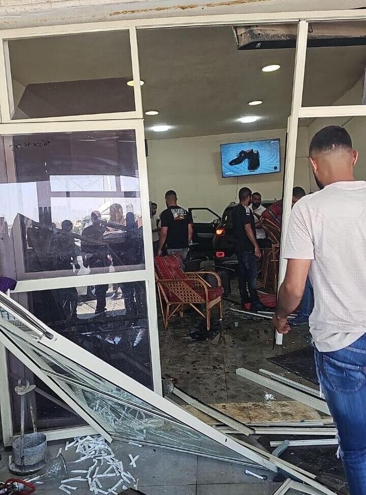 "כמעט הסתיים באסון" התנגשות רכב בבית קפה ברהט