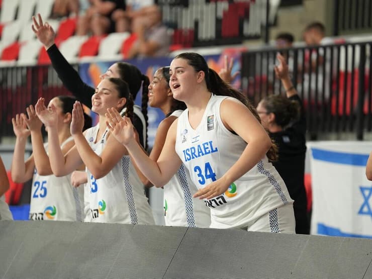 השחקניות על הספסל חוגגות (צילום: FIBA) השחקניות על הספסל חוגגות