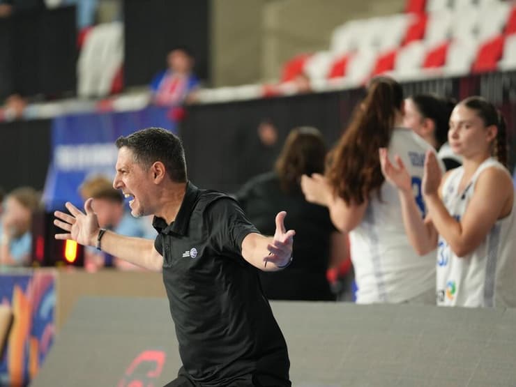 אייזנברג על הקווים (צילום: FIBA) אייזנברג על הקווים