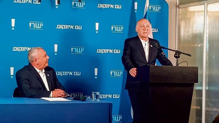 יורם כהן לצד איזנקוט. ראש השב"כ לשעבר התחמק ממענה לשאלה אם יסכימו להקים ממשלה בהימנעות רע"מ (ללא) יורם כהן לצד איזנקוט. ראש השב"כ לשעבר התחמק ממענה לשאלה אם יסכימו להקים ממשלה בהימנעות רע"מ