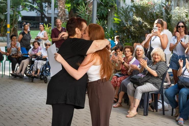 "השאירה אחריה הרבה יותר ממדפים ומוצרים". מסיבת הפרישה של רינה שארגנו לה התושבים (צילום: ליאת לרנר) מסיבת הפרישה של רינה בשכונת נחלת יצחק