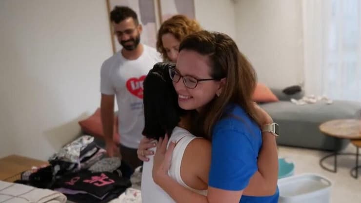 מקפלים מכל הלב: מתנדבי "צו קיפול" (צילום: ירון שרון) צו קיפול - סנו