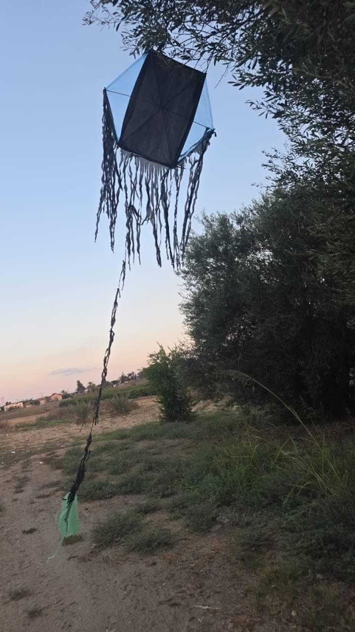 העפיפון שנמצא במושב שובה ביום שישי עפיפון הגיע מרצועת עזה לשטח ישראל