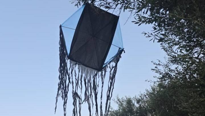עפיפון שאותר במושב שובה בעוטף עזה עפיפון הגיע מרצועת עזה לשטח ישראל