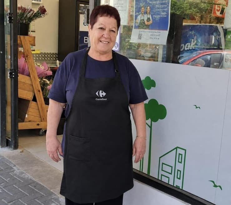 "עבדתי מהלב". רינה לצד הסופר השכונתי (צילום: באדיבות המצולמת) רינה במהלך עבודתה בסופר בנחלת יצחק