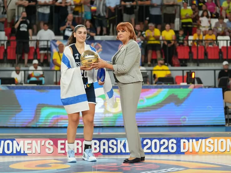זילברשלג ופרס ה-MVP של הטורניר (צילום: FIBA) זילברשלג ופרס ה-MVP של הטורניר