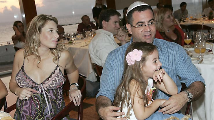 "אנחנו מדברים בטלפון לפחות פעמיים ביום". נועה יצפאן בצעירותה עם הוריה אלי וגלית (צילום: רפי דלויה) נועה יצפאן עם הוריה אלי וגלית