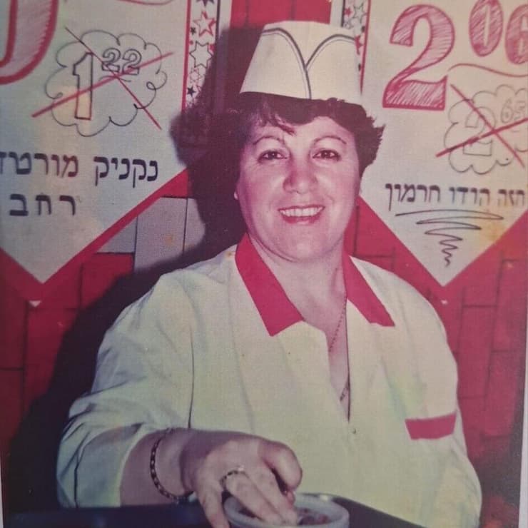 רינה במהלך עבודתה בסופר. התפקיד שלה מעולם לא הסתכם בעבודה בין המדפים (צילום: באדיבות המצולמת) רינה במהלך עבודתה בסופר בנחלת יצחק