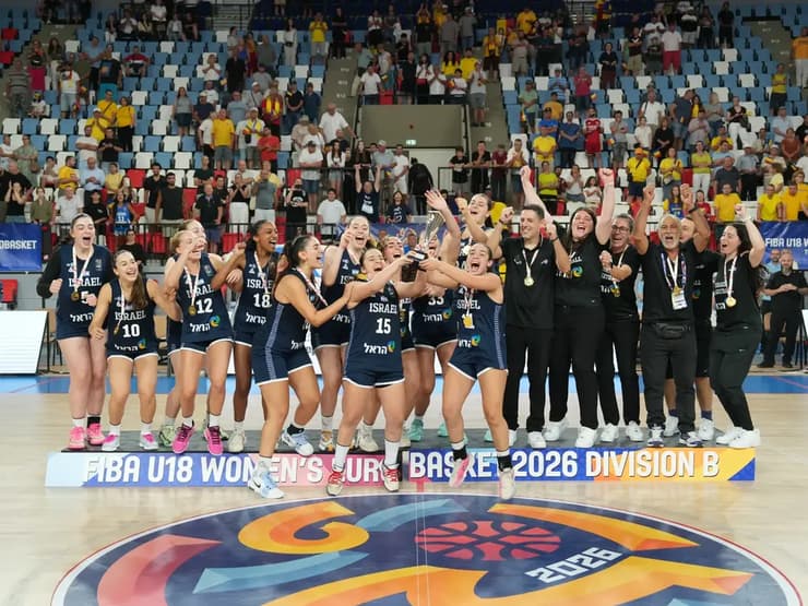 נבחרת הנערות והגביע (צילום: FIBA) נבחרת הנערות והגביע